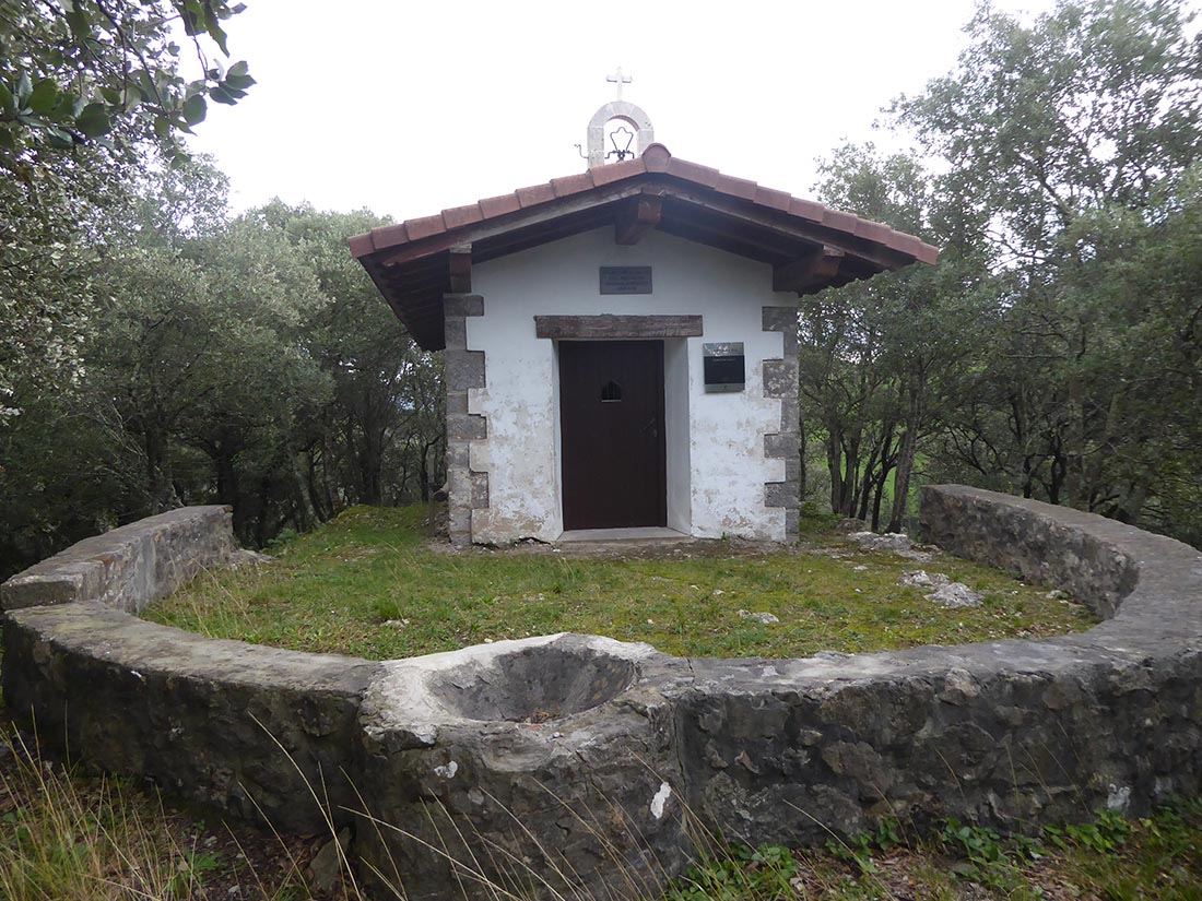 Ermita de San Salvador y conjunto prehistórico rupestre Urtiaga-Larrabiel