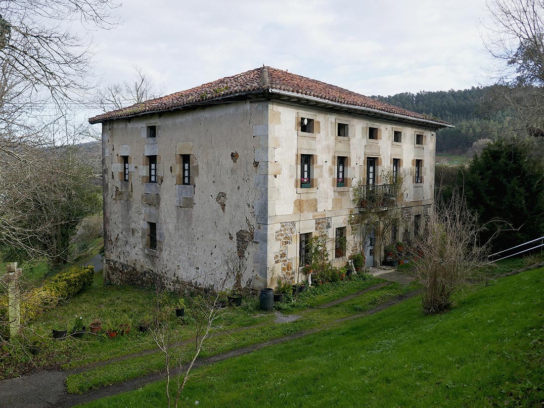 Conjunto de iglesia y casa cural de Elexalde