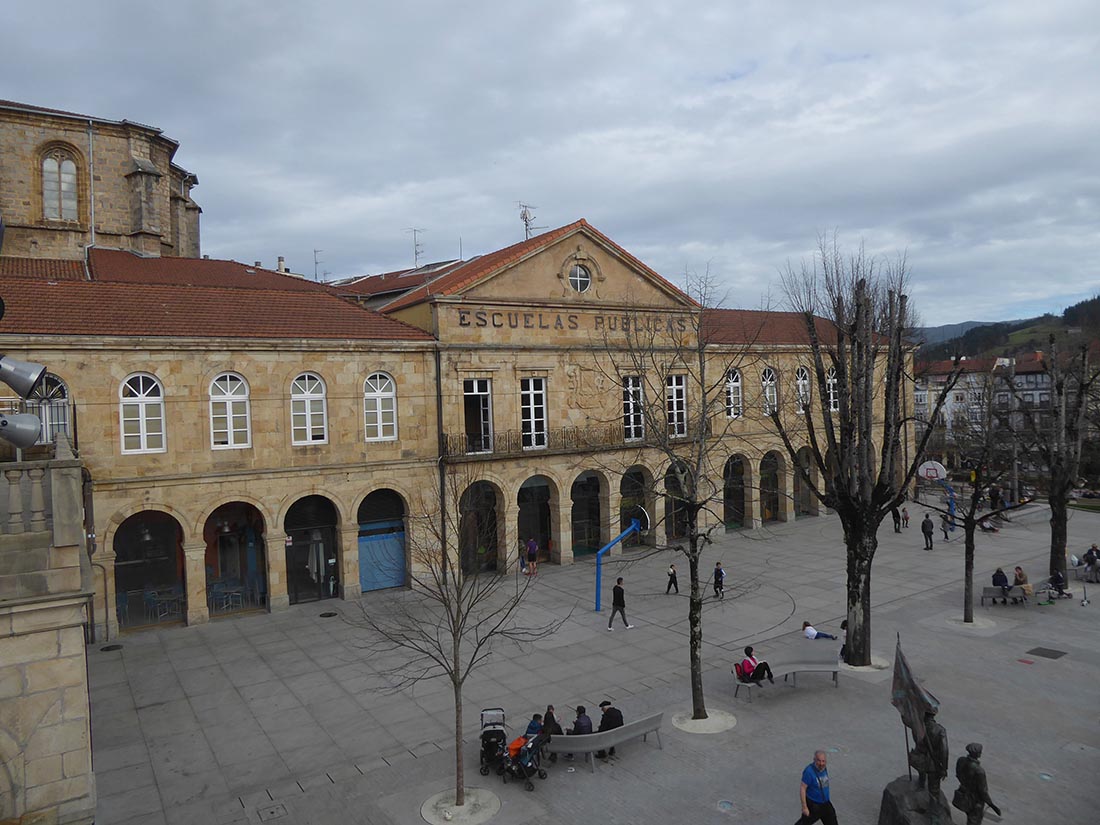 Escuelas públicas, plaza de la unión y bunker-refugio