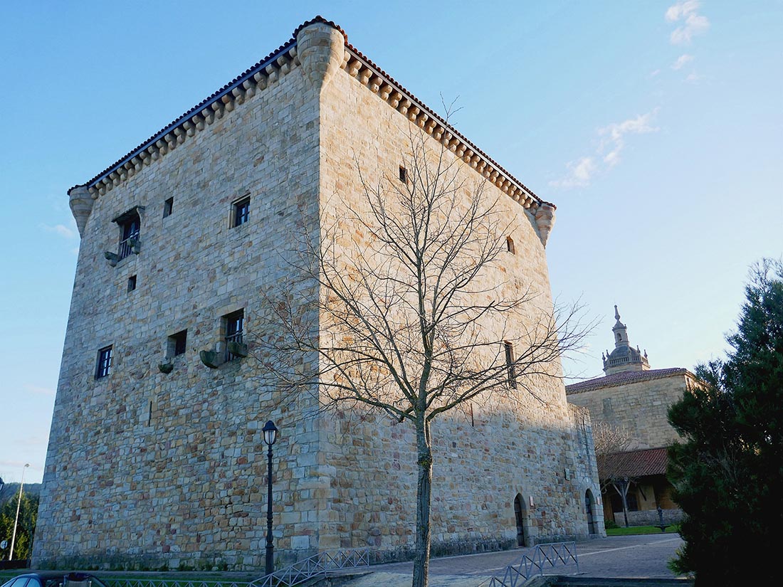 Iglesia y torre de Zamudio