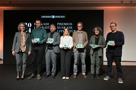 La vicelehendakari Ibone Bengoetxea entrega los Premios Euskadi de Literatura en un acto celebrado en el Artium